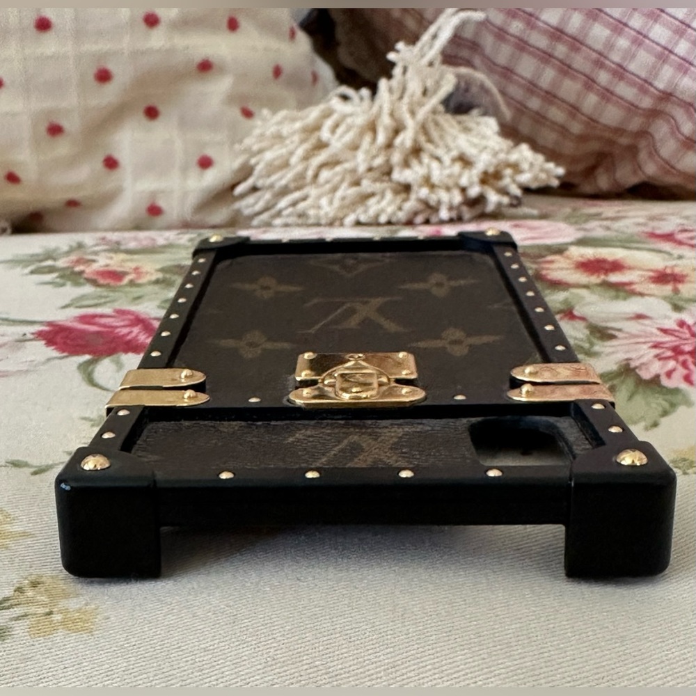 Authentic 2018 Louis Vuitton Monogram Eye-Trunk iPhone X Case. - Picture 5 of 6